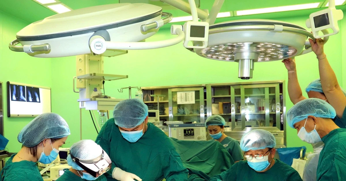 Nối thành công bàn chân, cổ chân đứt gần lìa cho một người bị tai nạn lao động