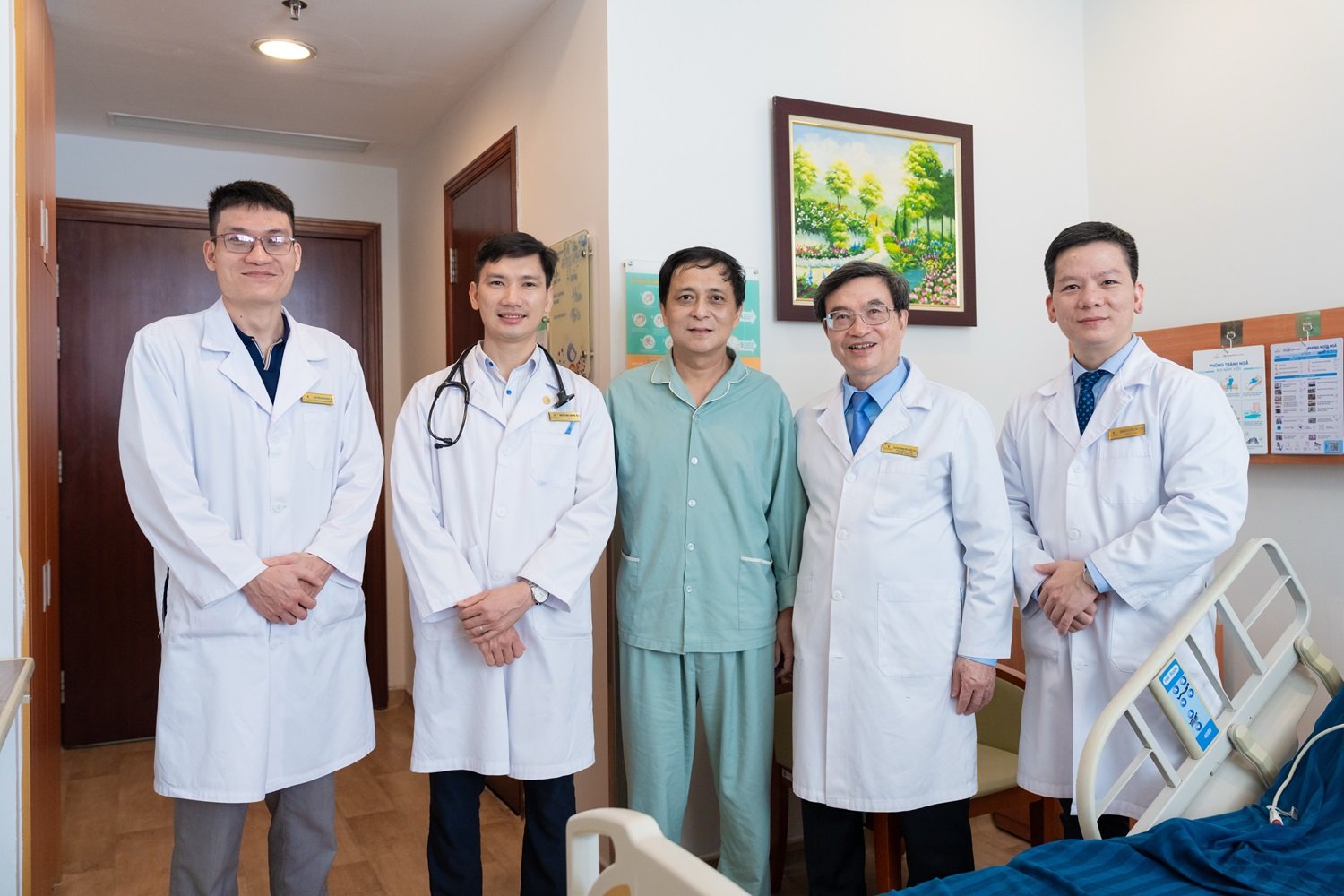 Bệnh nhân Khuê (giữa) sau 2 lần điều trị thành công căn bệnh ung thư cùng ê-kíp điều trị tại Vinmec Times City.
