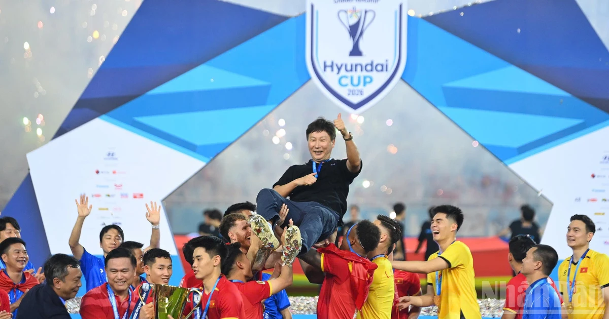 HLV Kim Sang Sik: “Tôi rất vui vì được cùng bóng đá Việt Nam làm nên lịch sử”