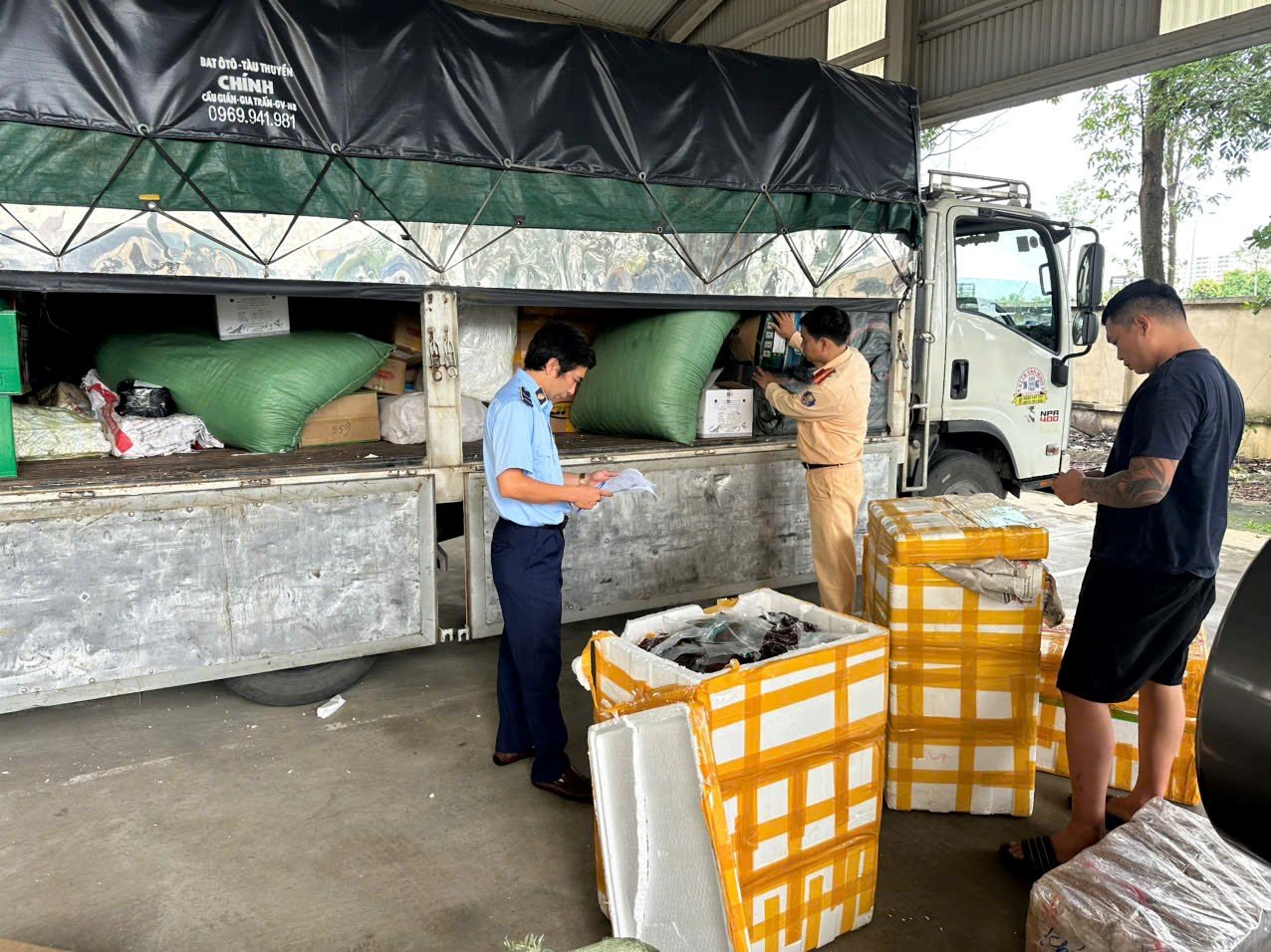 Lực lượng chức năng tỉnh Thanh Hóa kiểm tra hàng hóa trên phương tiện vận tải. Ảnh: QLTT Thanh Hóa Lực lượng chức năng tỉnh Thanh Hóa kiểm tra hàng hóa trên phương tiện vận tải. Ảnh: QLTT Thanh Hóa