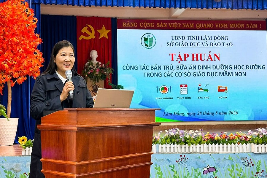 Bà Hoàng Thị Hoa, Trưởng phòng GDMN phát biểu chỉ đạo tập huấn. Bà Hoàng Thị Hoa, Trưởng phòng GDMN phát biểu chỉ đạo tập huấn.