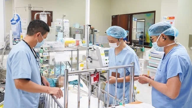 Cảnh báo nguy hiểm khi để trẻ đứng trên sàn xe máy điện