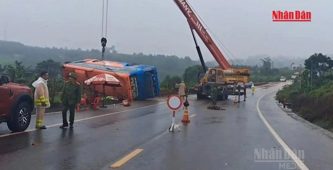 Bộ Y tế yêu cầu tập trung tối đa nguồn lực cứu nạn nhân vụ lật xe tại Gia Lai
