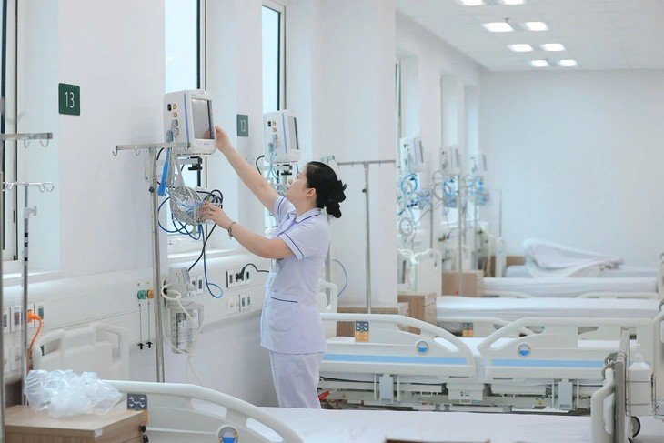 Các thầy thuốc của Bệnh viện Bạch Mai đang kiểm tra lại những thiết bị y tế tại khu vực điều trị nội trú về hồi sức để sẵn sàng phục vụ người bệnh. Các thầy thuốc của Bệnh viện Bạch Mai đang kiểm tra lại những thiết bị y tế tại khu vực điều trị nội trú về hồi sức để sẵn sàng phục vụ người bệnh.