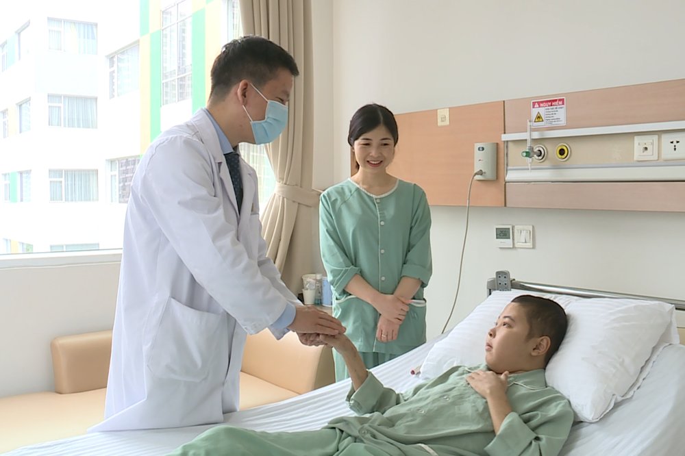 Ảnh 2: Cháu N.H.Q (14 tuổi) đã có những dấu hiệu phục hồi sau ca ghép gan cấp cứu