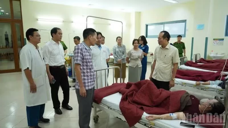 Tích cực điều trị cho bệnh nhân nghi ngộ độc thực phẩm tại Công ty Dệt may Scavi Huế