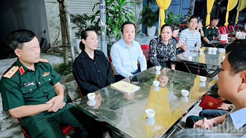 Bí thư Tỉnh ủy Hưng Yên thăm hỏi, động viên gia đình Thiếu tá quân đội hy sinh khi cứu người