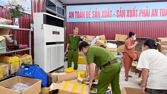 Bắc Ninh: Chuyển cơ quan điều tra hai vụ sản xuất bánh xu xê và đường nâu giả mạo
