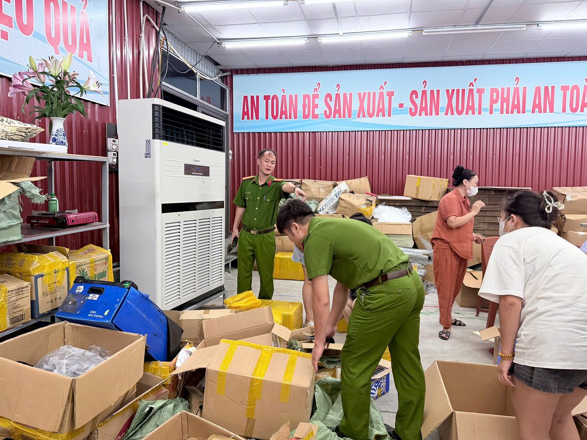 Lực lượng chức năng tỉnh Bắc Ninh chuyển cơ quan điều tra hai vụ sản xuất bánh xu xê và đường nâu giả mạo Lực lượng chức năng tỉnh Bắc Ninh chuyển cơ quan điều tra hai vụ sản xuất bánh xu xê và đường nâu giả mạo
