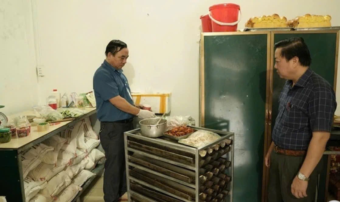 Lực lượng chức năng kiểm tra, lấy mẫu tại khu vực chế biến của cơ sở bánh mì M.T. sáng 15/9. (Ảnh: UBND xã Cam Lộ)