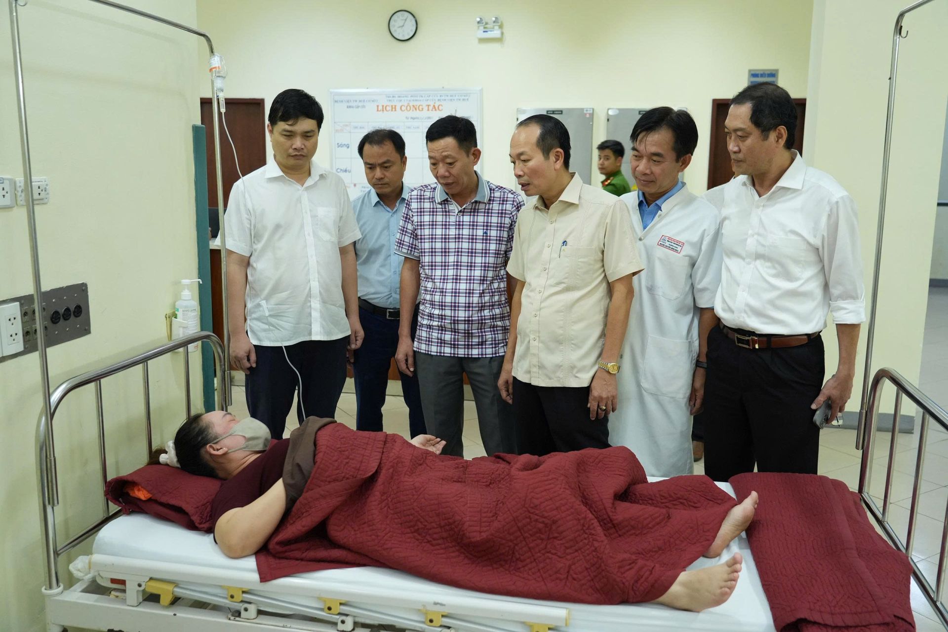Lãnh đạo TP. Huế và Sở Y tế thăm hỏi bệnh nhân