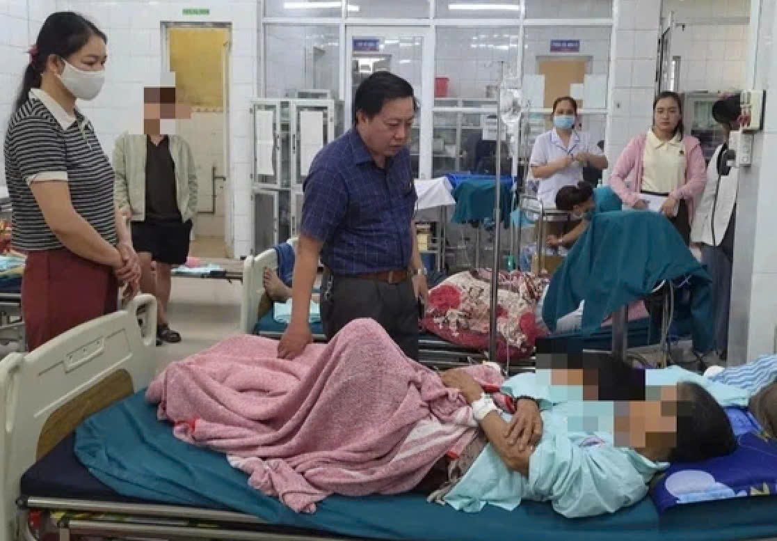 Các bệnh nhân có triệu chứng nghi ngộ độc thực phẩm được điều trị, theo dõi tại Bệnh viện Đa khoa khu vực Cam Lộ. (Ảnh: UBND xã Cam Lộ)