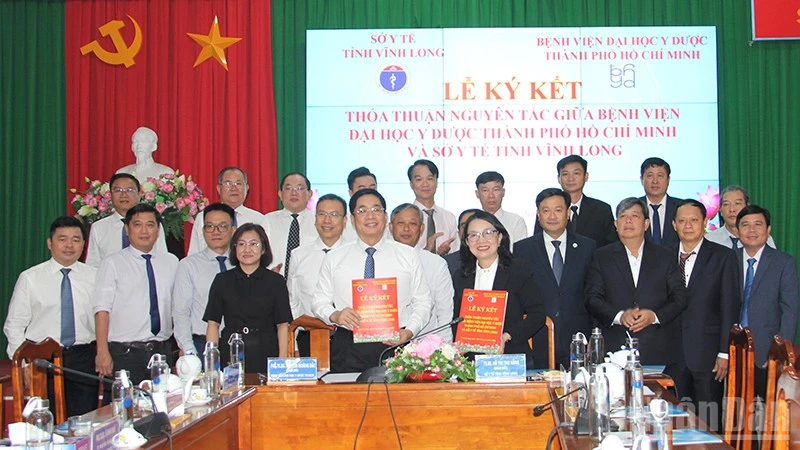 Vĩnh Long ký kết hợp tác nâng cao năng lực y tế với Bệnh viện Đại học Y Dược Thành phố Hồ Chí Minh