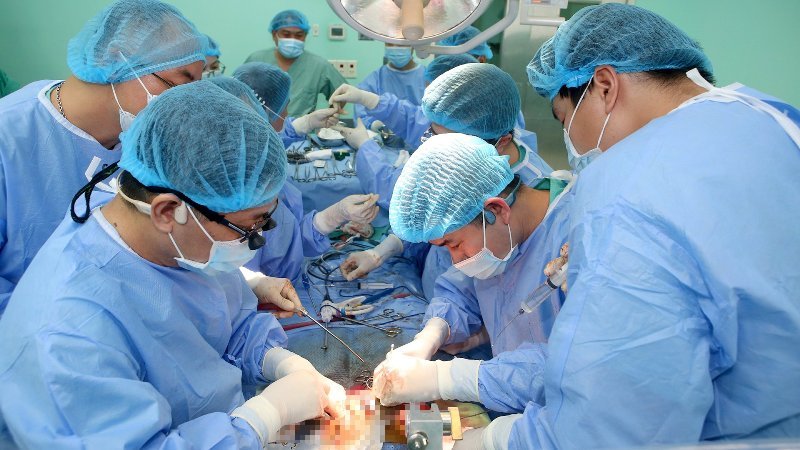 Một ca phẫu thuật ghép tim ở BVTW Huế