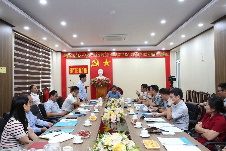Tiến sĩ Đinh Văn Lượng, Giám đốc Bệnh viện Phổi Trung ương chủ trì buổi làm việc Tiến sĩ Đinh Văn Lượng, Giám đốc Bệnh viện Phổi Trung ương chủ trì buổi làm việc