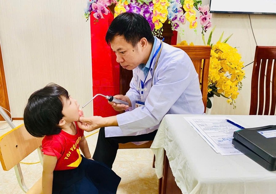 Cán bộ Trạm Y tế khám, kiểm tra sức khỏe cho học sinh Cán bộ Trạm Y tế khám, kiểm tra sức khỏe cho học sinh