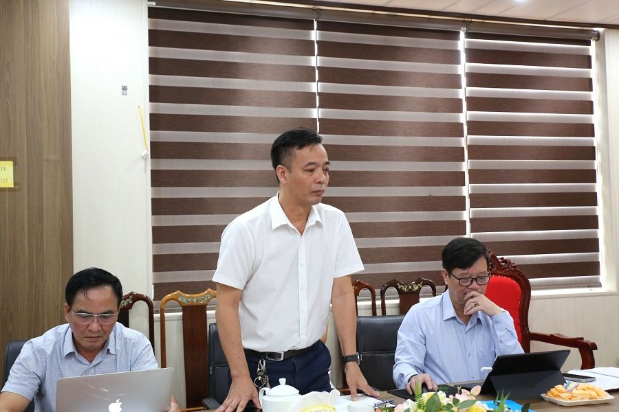 Bác sĩ Nguyễn Đức Quảng, Giám đốc Bệnh viện Phổi Hà Tĩnh phát biểu tại buổi làm việc Bác sĩ Nguyễn Đức Quảng, Giám đốc Bệnh viện Phổi Hà Tĩnh phát biểu tại buổi làm việc
