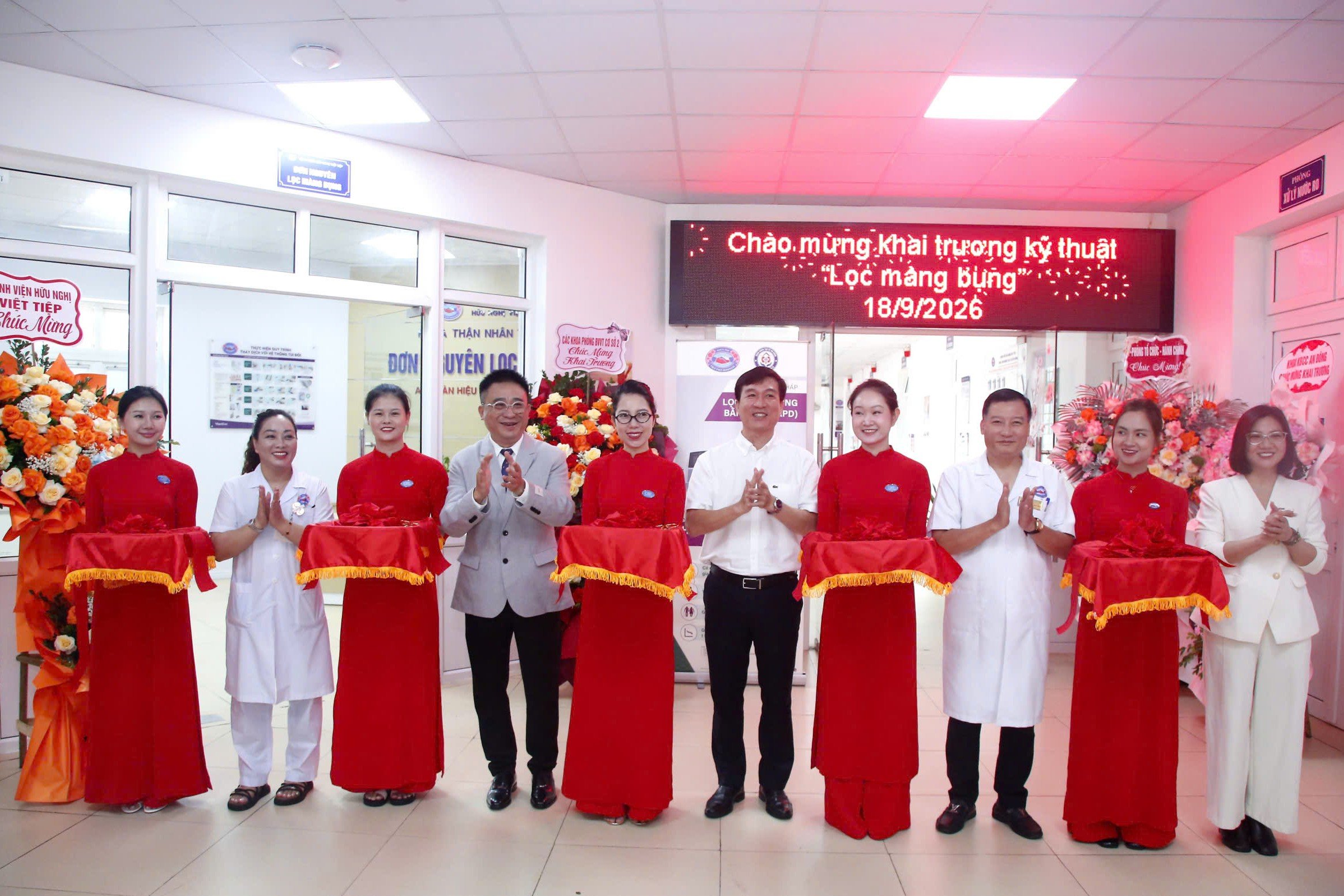 Đại biểu thực hiện nghi thức cắt băng khai trương kỹ thuật mới.
