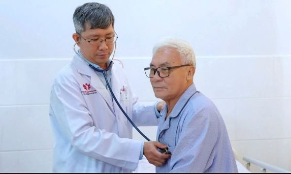 B&aacute;c sĩ thăm kh&aacute;m bệnh cho &ocirc;ng H.T.B