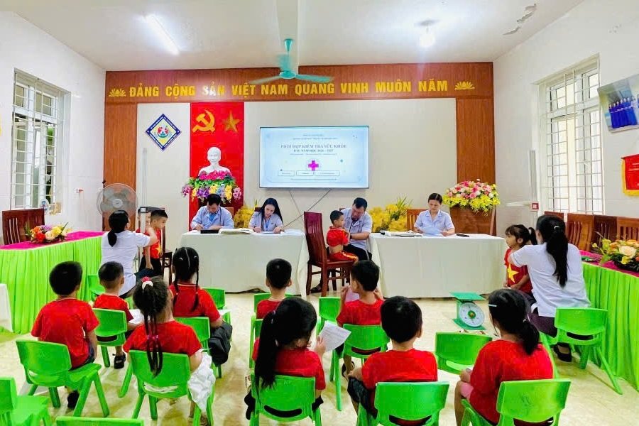 Khám sức khỏe đầu năm học cho học sinh nhằm sàng lọc bệnh lý học đường Khám sức khỏe đầu năm học cho học sinh nhằm sàng lọc bệnh lý học đường