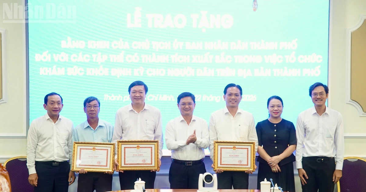 Khen thưởng các địa phương dẫn đầu khám sức khỏe người dân tại Thành phố Hồ Chí Minh