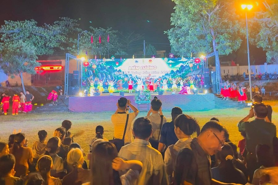 Chương tr&igrave;nh &ldquo;Bi&ecirc;n cương - Đ&ecirc;m hội trăng rằm&rdquo; tại x&atilde; v&ugrave;ng bi&ecirc;n Sơn Hồng