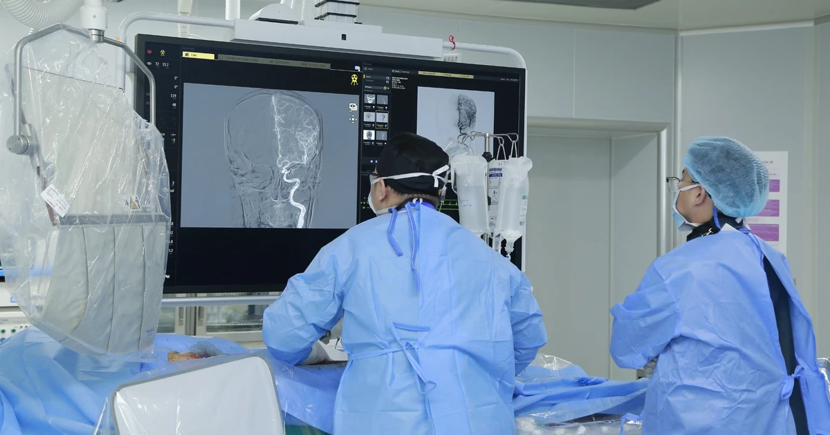 Đặt stent đổi hướng dòng chảy cứu người bệnh có túi phình động mạch cảnh chỗ gập góc