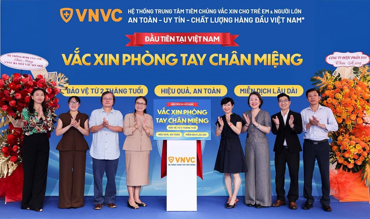 VNVC chính thức ra mắt và triển khai tiêm vắc xin phòng tay chân miệng đầu tiên tại Việt Nam. Ảnh: Nhân Lê VNVC chính thức ra mắt và triển khai tiêm vắc xin phòng tay chân miệng đầu tiên tại Việt Nam. Ảnh: Nhân Lê