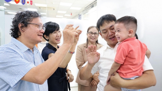 Hàng chục nghìn phụ huynh đăng ký và cho con tiêm vắc xin tay chân miệng lần đầu tiên có tại Việt Nam