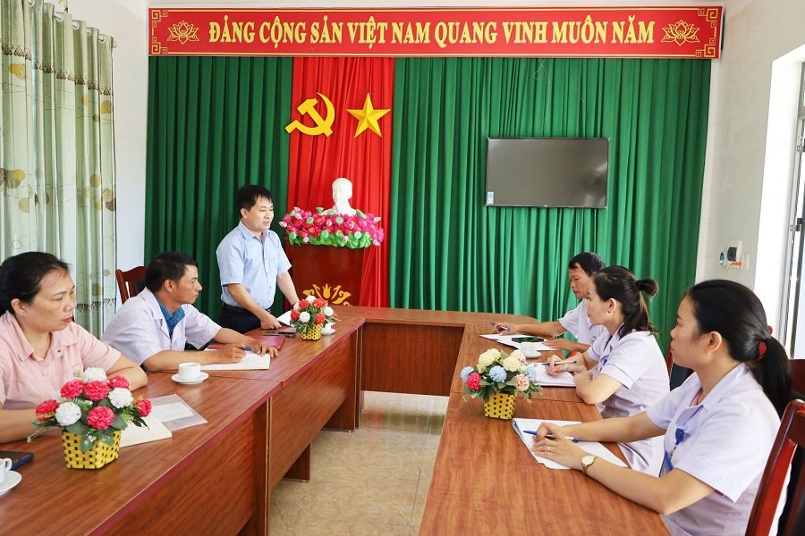 CDC Hà Tĩnh làm việc với Trạm Y tế xã Đồng Tiến để triển khai các biện năng dịch H5N1 lấy sang người