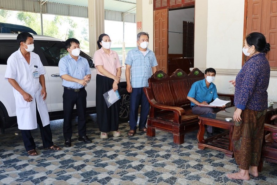 Ngành y tế Hà Tĩnh kiểm tra giám sát trực tiếp tại các hộ gia đình xuất hiện dịch cúm gia cầm H5N1