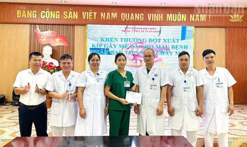 Điện Biên: Khen thưởng đột xuất kíp mổ cấp cứu ca bệnh hiếm gặp