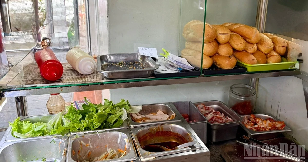 Bộ Y tế chỉ đạo khẩn vụ nhiều người nghi ngộ độc bánh mì ở Quảng Ngãi