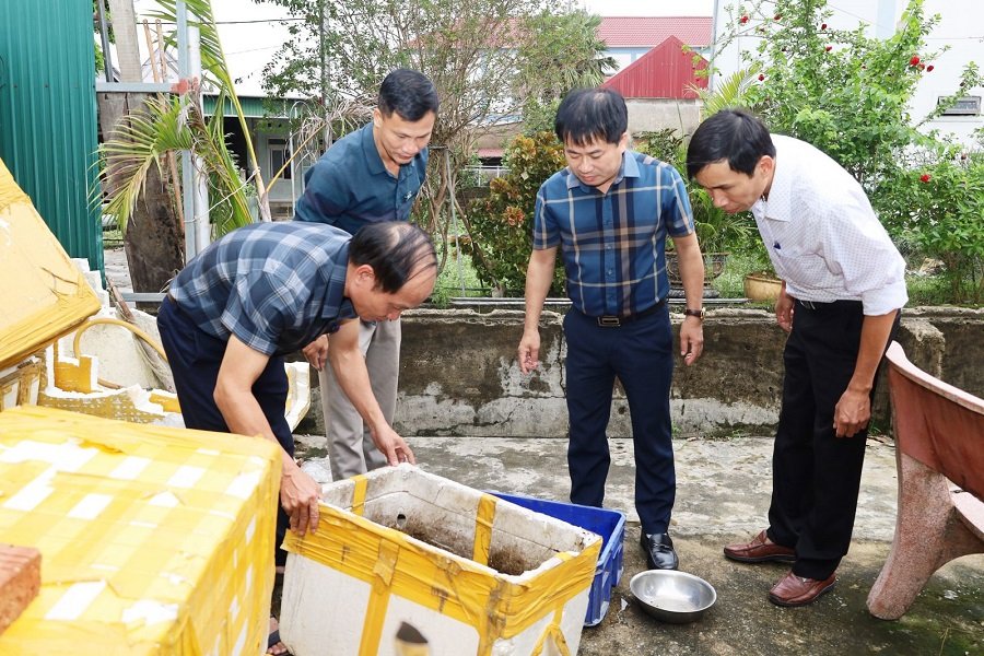 Gi&aacute;m đốc CDC H&agrave; Tĩnh Nguyễn Ch&iacute; Thanh c&ugrave;ng đo&agrave;n kiểm tra gi&aacute;m s&aacute;t v&eacute;c tơ truyền bệnh SXH tại địa phương