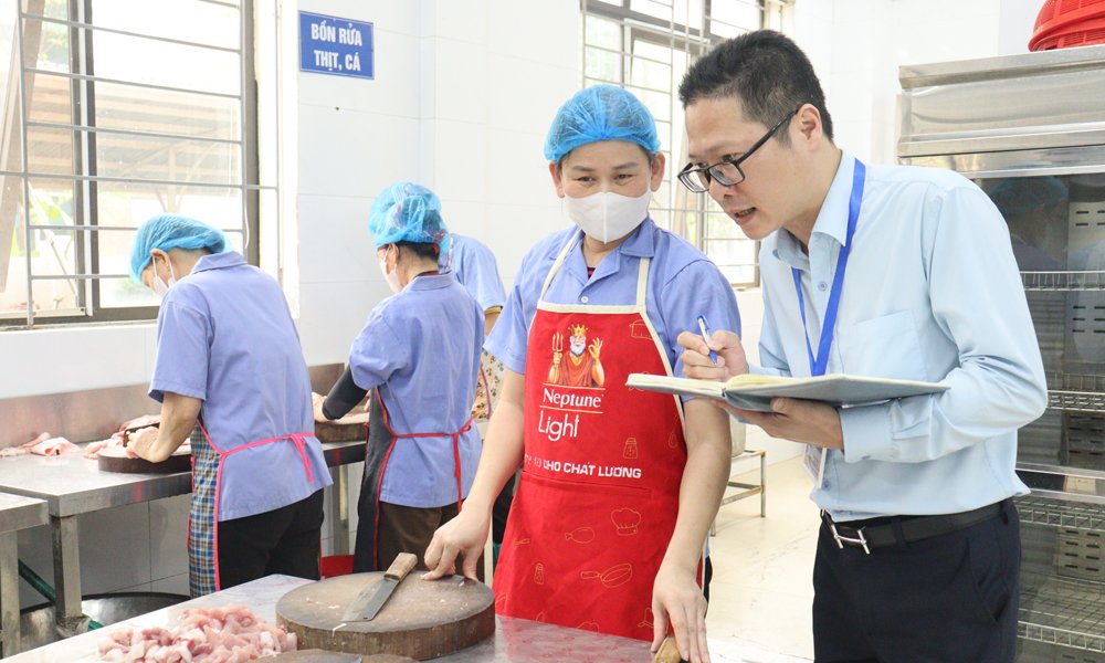 Th&agrave;nh vi&ecirc;n đo&agrave;n li&ecirc;n ng&agrave;nh kiểm tra khu vực chế biến một bếp ăn b&aacute;n tr&uacute; trường học tr&ecirc;n địa b&agrave;n phường Bắc Giang. (Ảnh tư liệu)