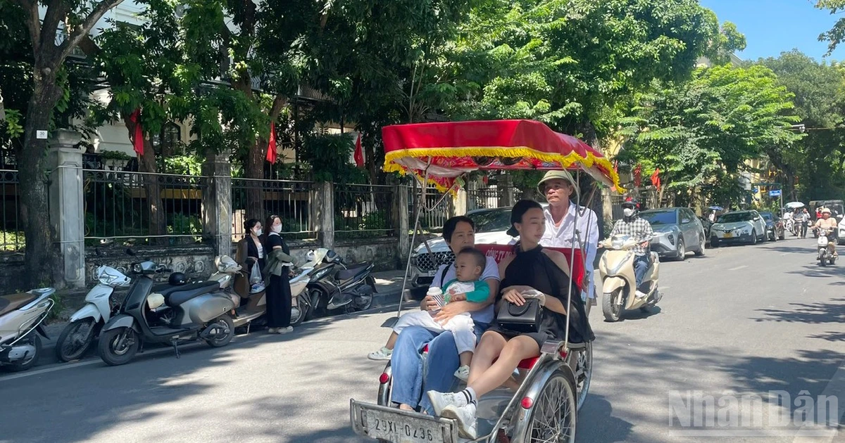 Thời tiết ngày 13/10: Bắc Bộ ngày nắng, Nam Bộ có mưa rào và dông