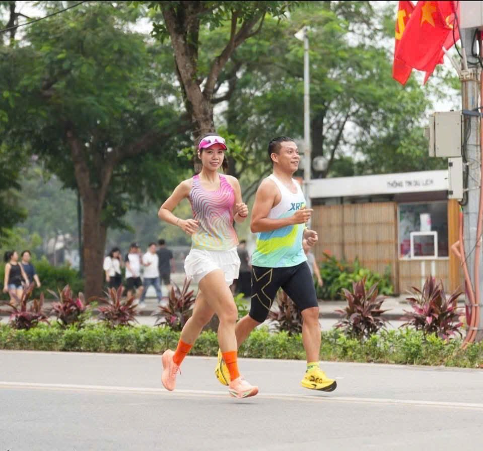 Người dân tham gia chạy bộ, rèn luyện sức khỏe tại khu vực hồ Hoàn Kiếm, Hà Nội.