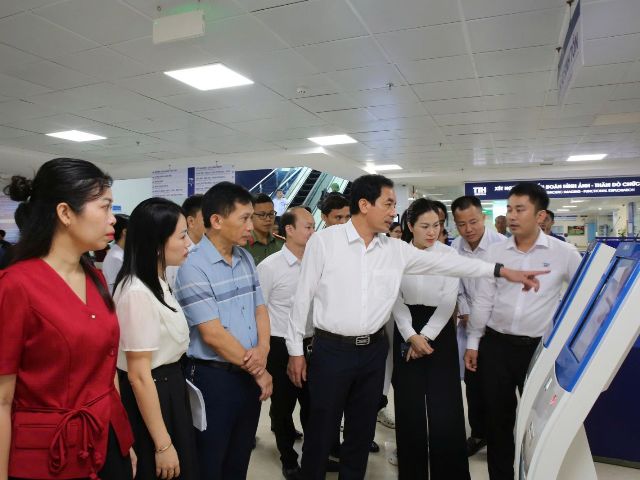Đoàn công tác Sở Y tế Hà Tĩnh kiểm tra quy trình lấy số khám bệnh tự động tại Bệnh viện Đa khoa TTH. Đoàn công tác Sở Y tế Hà Tĩnh kiểm tra quy trình lấy số khám bệnh tự động tại Bệnh viện Đa khoa TTH.