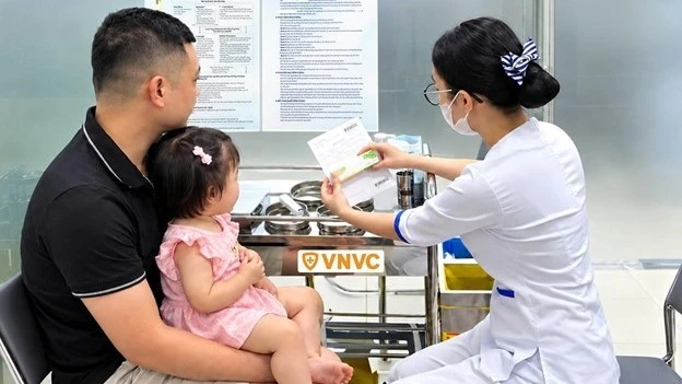 Bệnh tay chân miệng gia tăng, hơn 100.000 trẻ đã được tiêm vaccine