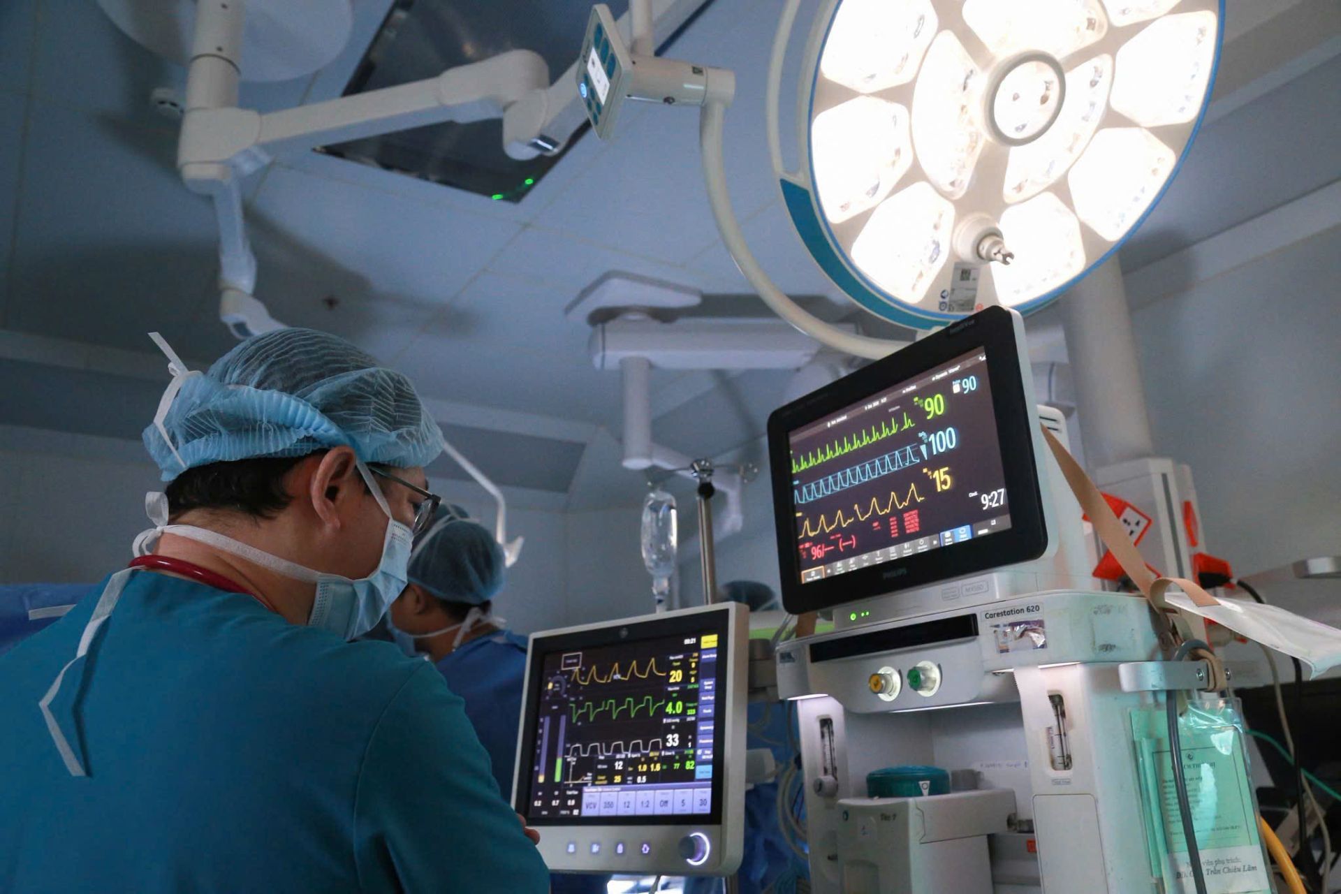 Đội ngũ y bác sĩ luôn tập trung cao độ, bám sát các chỉ số sinh tồn của thai phụ và thai nhi trên hệ thống màn hình giám sát chuyên dụng trong suốt quá trình can thiệp.