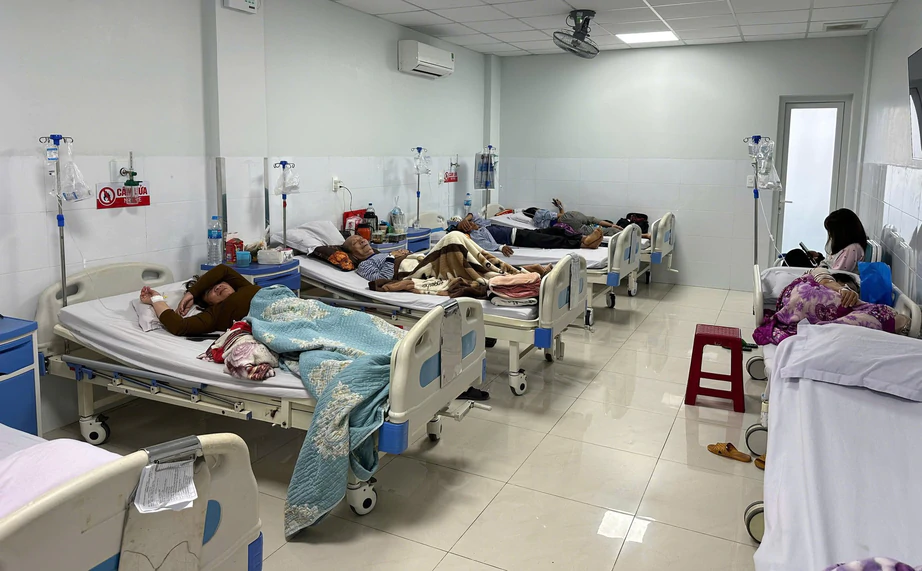 Vụ ngộ độc bánh mỳ: Số lượng ca bệnh tăng chóng mặt, Quảng Ngãi chỉ đạo khẩn Vụ ngộ độc bánh mỳ: Số lượng ca bệnh tăng chóng mặt, Quảng Ngãi chỉ đạo khẩn- Ảnh 1.