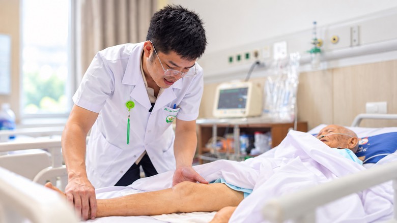Phẫu thuật thay khớp h&aacute;ng th&agrave;nh c&ocirc;ng cho cụ b&agrave; 100 tuổi- Ảnh 2.