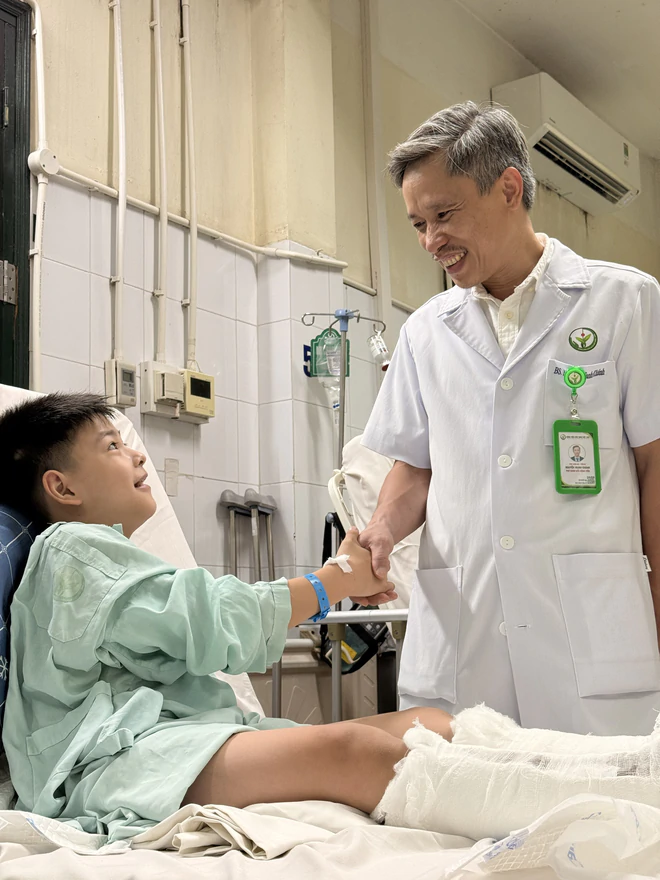 Kéo dài gân gót chân cho bé trai bị di chứng sau chấn thương sọ não Kéo dài gân gót chân cho bé trai bị di chứng sau chấn thương sọ não- Ảnh 3.