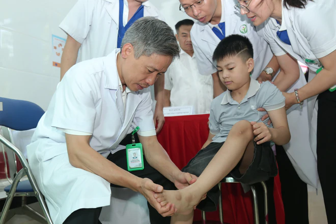 Kéo dài gân gót chân cho bé trai bị di chứng sau chấn thương sọ não Kéo dài gân gót chân cho bé trai bị di chứng sau chấn thương sọ não- Ảnh 1.
