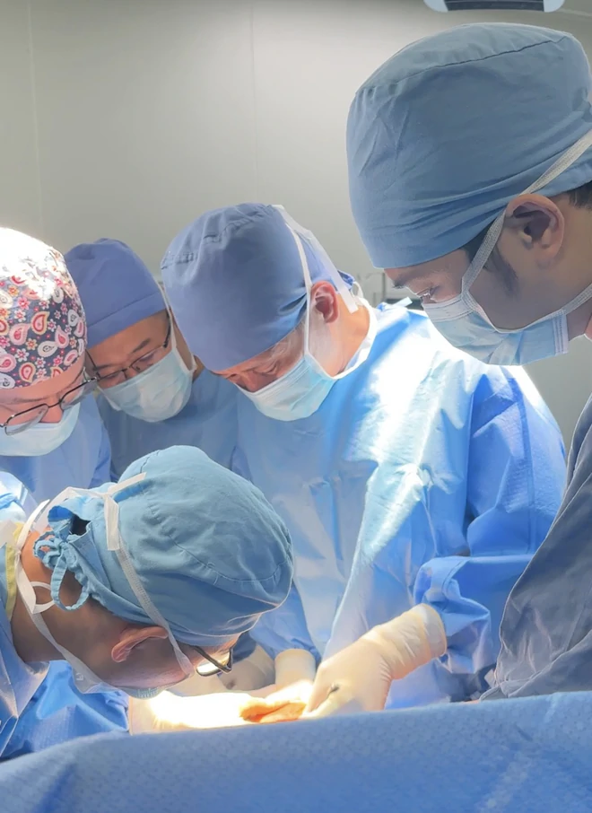 Kéo dài gân gót chân cho bé trai bị di chứng sau chấn thương sọ não Kéo dài gân gót chân cho bé trai bị di chứng sau chấn thương sọ não- Ảnh 2.