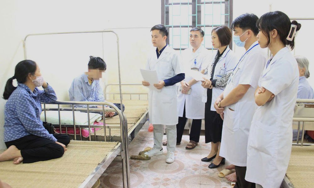 Nhân viên y tế thăm khám, đánh giá mức độ rối loạn cảm xúc ở một bệnh nhân trẻ điều trị tại Bệnh viện Sức khỏe tâm thần Bắc Ninh số 2.