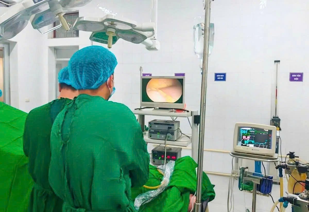Các bác sĩ Trung tâm Y tế Chí Linh phẫu thuật nội soi cắt ruột thừa cho bệnh nhân nhi.