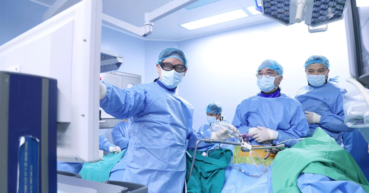 Lần đầu tiên tại Việt Nam phẫu thuật nắn chỉnh vẹo cột sống không ghép xương