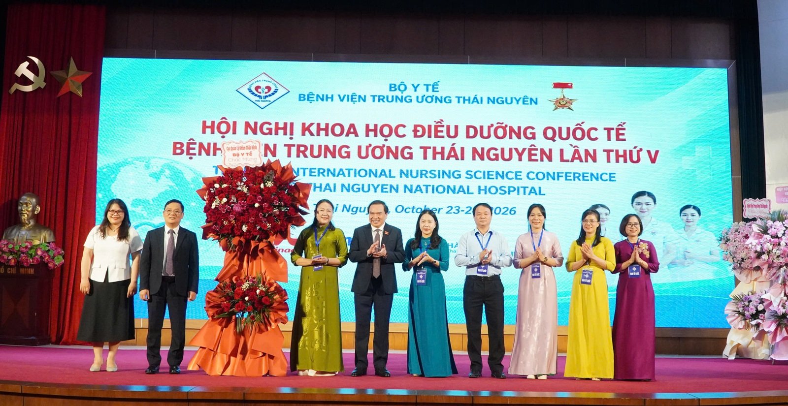 Đại diện Hội Điều dưỡng Việt Nam và Chi hội Điều dưỡng Ngoại khoa Việt Nam tặng hoa chúc mừng Hội nghị