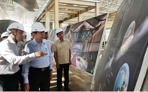 Ông Đặng Minh Trường, Chủ tịch HĐQT Tập đoàn Sun Group (bìa trái) giới thiệu tổng quan về dự án Cảng hàng không quốc tế Phú Quốc với Chủ tịch Quốc hội Trần Thanh Mẫn Ông Đặng Minh Trường, Chủ tịch HĐQT Tập đoàn Sun Group (bìa trái) giới thiệu tổng quan về dự án Cảng hàng không quốc tế Phú Quốc với Chủ tịch Quốc hội Trần Thanh Mẫn